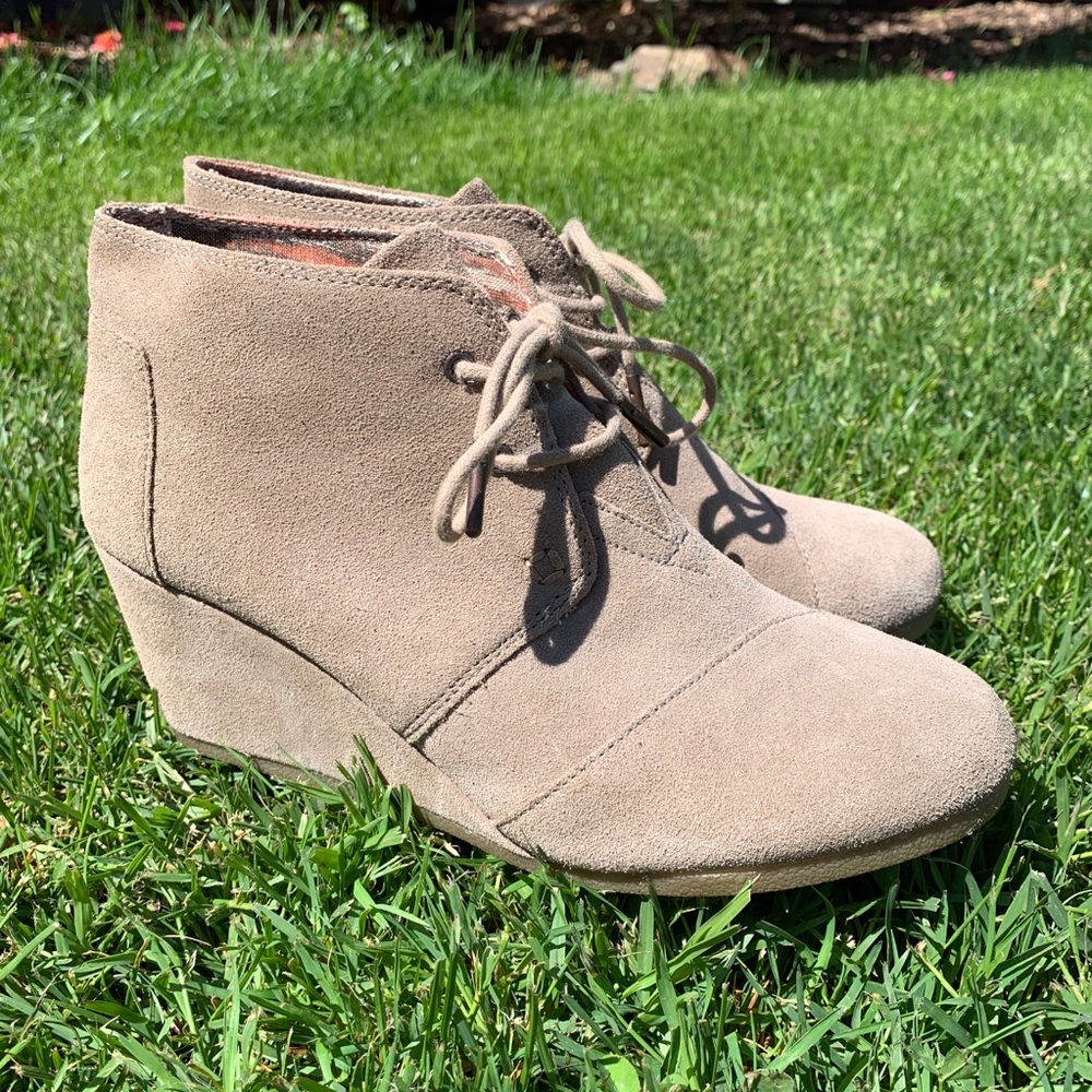 Tom’s taupe beige suede wedge heels